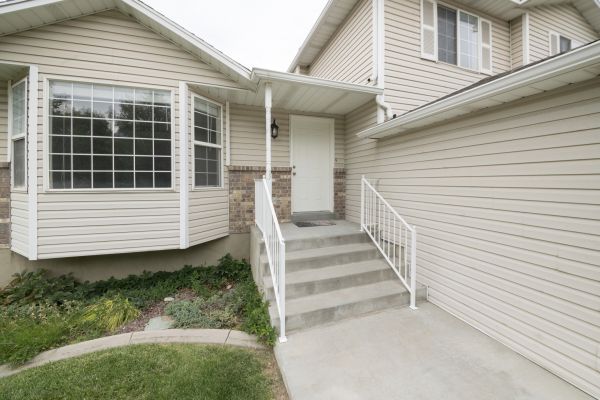 Cost of White Vinyl Siding Replacement in Novato